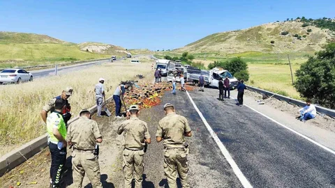 Diyarbakır'da Sebze Yüklü Kamyonet Kaza Yaptı