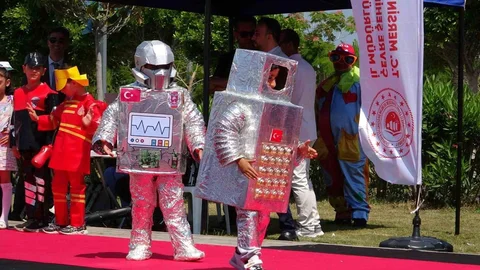 Mersin'de Çocuklardan Atık Moda Gösterisi