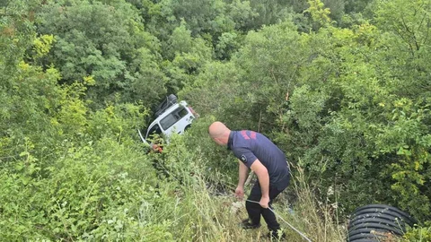 Balıkesir'de Araçta Mahsur Kalan Yaralı Kurtarıldı