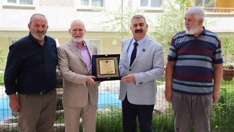 Başkan Sunar'dan Çevre Duyarlılığı Plaketi