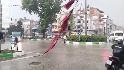 Bursa'da Sel Felaketi ve Bayrak Duyarlılığı