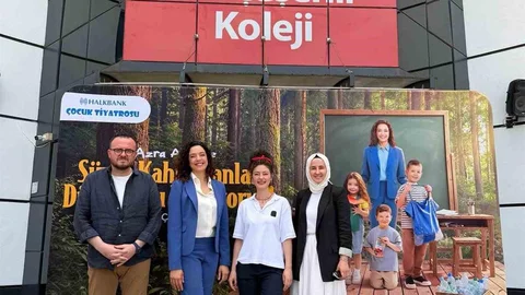 Azra Akın Düzce'deki Bahçeşehir Kolejinde