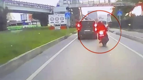 Motosiklet Minibüse Çarptı, Sürücü Yaralandı