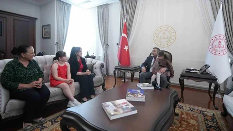 Görme Engelli Müzisyen Nil'in Bakan Ziyareti