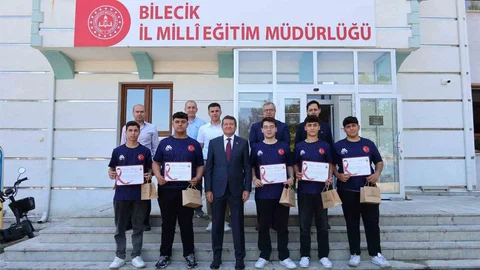 Dünya Şampiyonu Öğrencilere Ödül Verildi