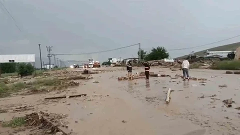 Elazığ'da Sel Felaketi Ulaşımı Engelledi