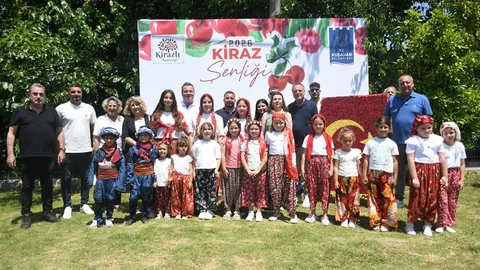 Kuşadası'nda Kiraz Şenliği Başladı