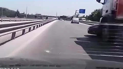 Kocaeli'nde Kamyon Otomobili Sürükledi