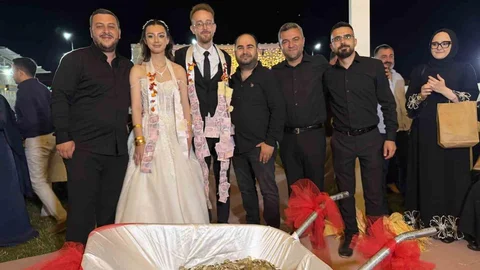 Tokat’ta Düğün Sürprizi: El Arabasıyla Para Geldi