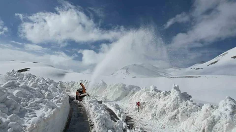 Bahçesaray Yolu Nihayet Ulaşıma Açıldı