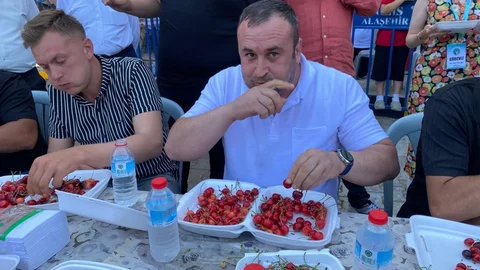 Manisa'da Kiraz Yeme Yarışması Renkli Anlara Sahne Oldu