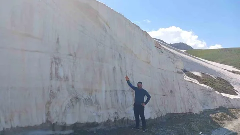 Hakkari'de Yaz Mevsiminde Kar Yığınları