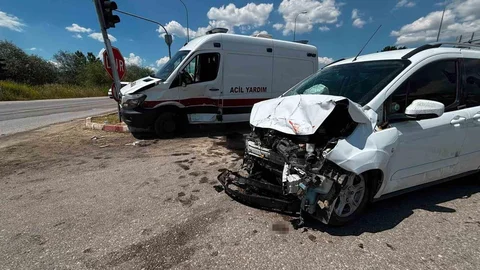 Kütahya'da Ambulans ve Ticari Araç Çarpıştı