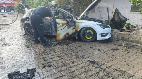 Antalya'da Otomobil Yangını Korkuttu