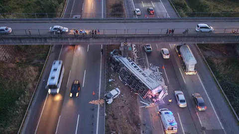 Düzce'de Tır ve Otomobil Çarpıştı