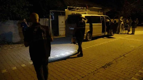 İki Oğluyla Ev Baskınında Bıçaklandı