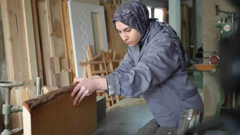 Bayburt'ta Genç Kız Marangozluk Eğitimi Alıyor