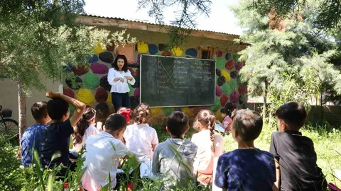 Diyarbakır'da Okul Bahçesinde Eğitim