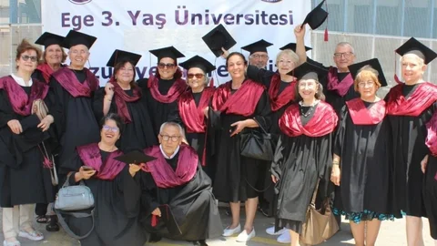 Ege Üniversitesinde 3. Yaş Üniversitesi Mezunları Coşkuya Doydu