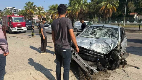 Antalya'da Otomobil Bariyerlere Çarptı