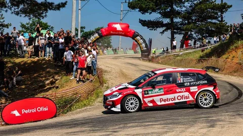 Bursa Rallisi'nde Kerem Kazaz Zaferi