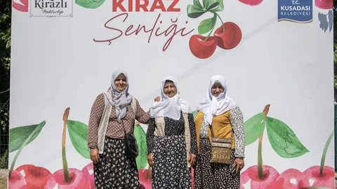 Kuşadası'nda Kiraz Şenliği Coşkusu