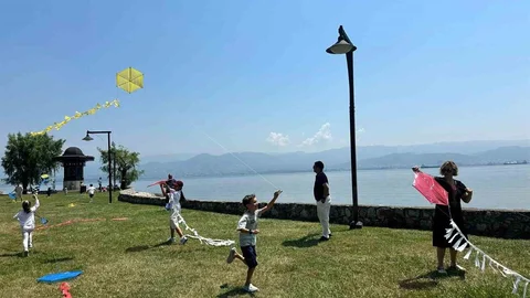 Diplomat Çocukları Uçurtma Uçurdu