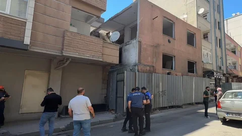 Küçükçekmece'de Yıkım Sırasında Çöken Duvar
