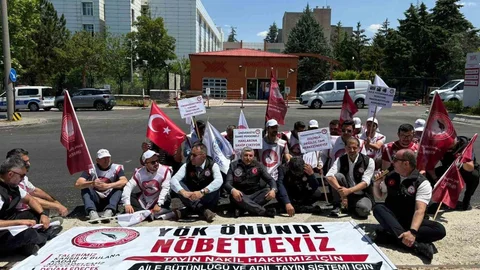 Üniversite İdari Personeli YÖK Önünde Tayin Çağrısı Yaptı