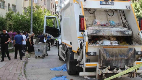 Adana'da Çöp Kamyonu Kazası