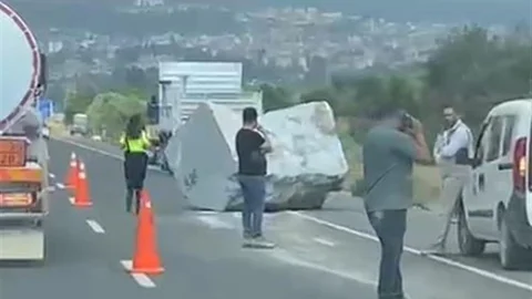 Muğla'da Kamyondan Mermer Blok Düştü