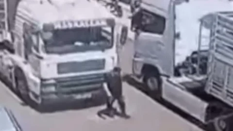 Edirne'de Tır Kazası: Yaya Hayatını Kaybetti