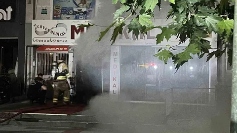 Manisa'da Medikal Ürünler Satan İş Yerinde Yangın Çıktı