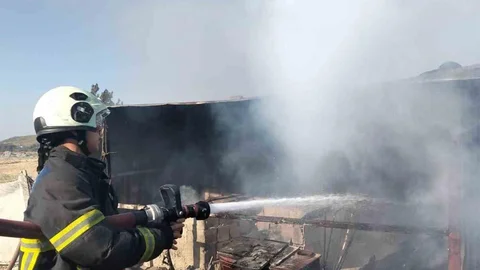 Antakya'da Odunluk Yangını Kontrol Altına Alındı