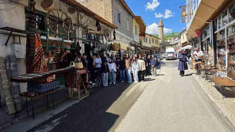 Muş'ta Öğrenciler Tarihi Mekanları İnceledi