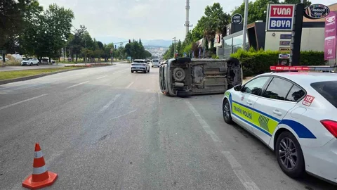 Bursa'da Takla Atan Araçta İki Yaralı