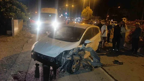 İki Araçla Çarpışan Otomobildeki Sürücü Yaralanmadı