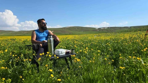 2 bin 800 yıllık sarı çiçekler Van'da açtı
