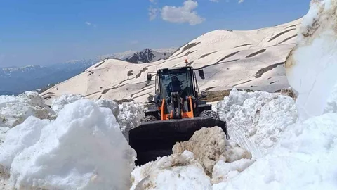 Hakkari'de Yaz Ortasında Kar Mücadelesi