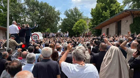 Özgür Özel TBMM Önünde Açıklamalarda Bulundu