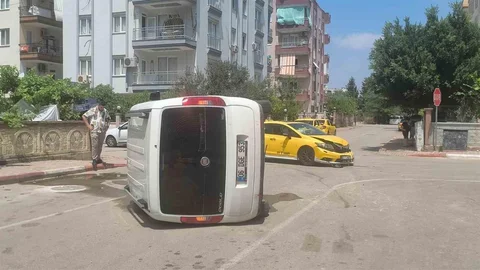 Antalya'da Ticari Araç Kaza Yaptı