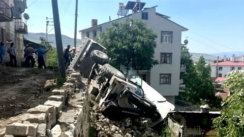 Çemişgezek'te İş Makinesi Devrildi