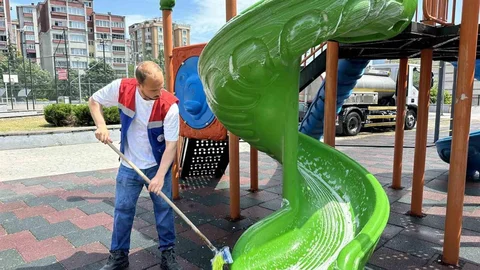 Kağıthane'de Parklar Temizleniyor