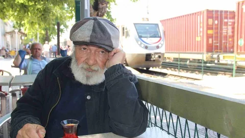 Evsiz Kaldı, Trenler Evi Oldu
