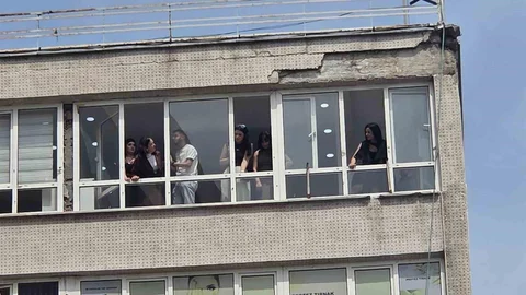 Samsun'da Düşen Sıva Parçaları Yaraladı