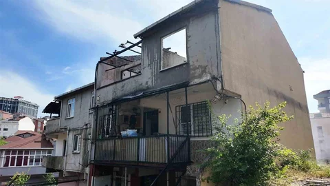 Sultanbeyli'de Çatı Yangını