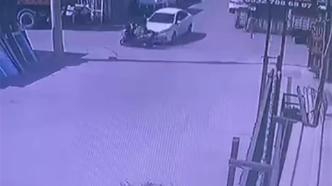 Kocaeli'de Otomobil ve Motosiklet Çarpıştı