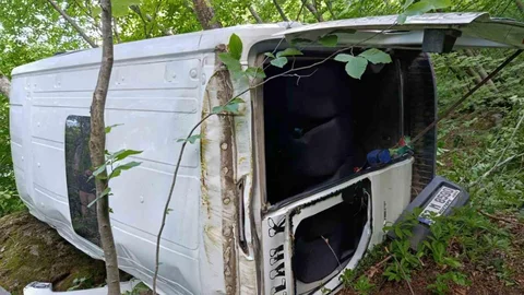 Ordu'da Uçuruma Yuvarlanan Minibüs