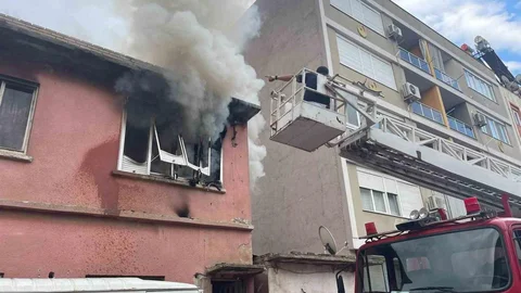 Antalya'da İki Katlı Evde Yangın Çıktı