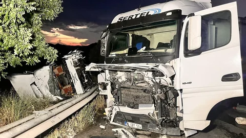 Manisa'da İki Tır Çarpıştı